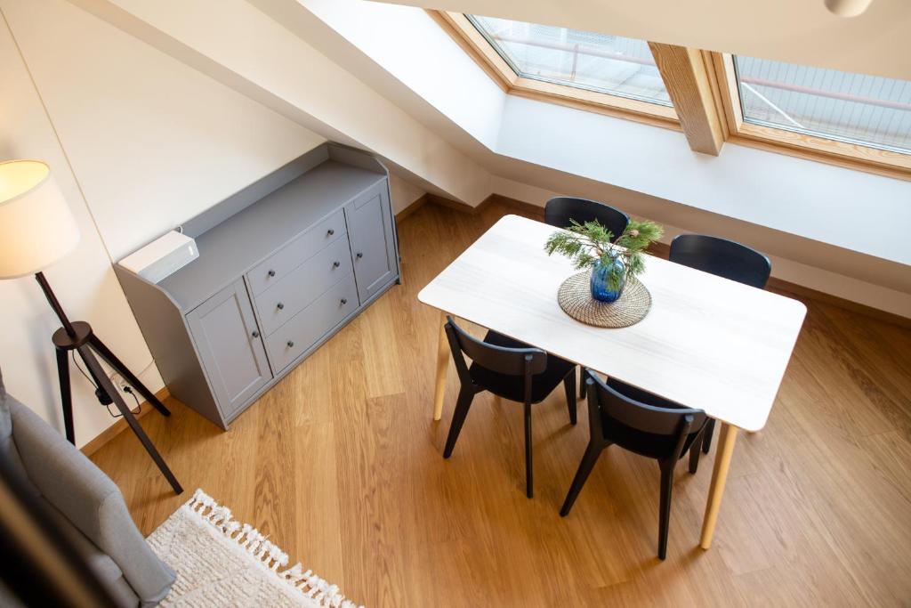 a small white table and chairs in a room at Laikas atostogoms in Juodkrantė