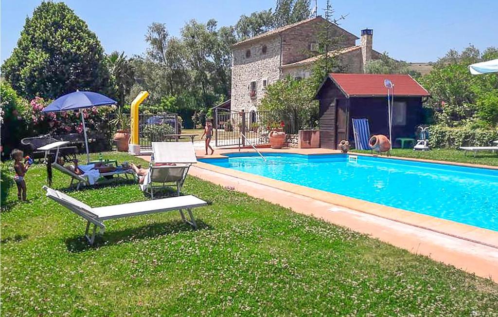 a yard with a pool with a chair and an umbrella at Cozy Home In Fragneto Monforte With House A Panoramic View in Fragneto Monforte