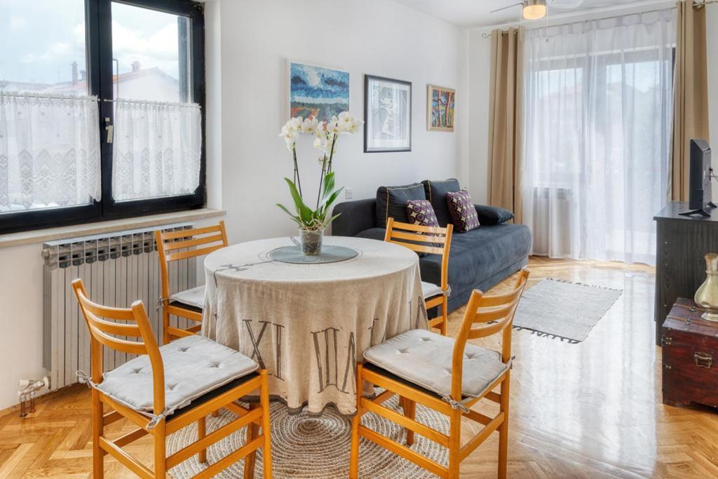 Posedenie v ubytovaní House Viola
