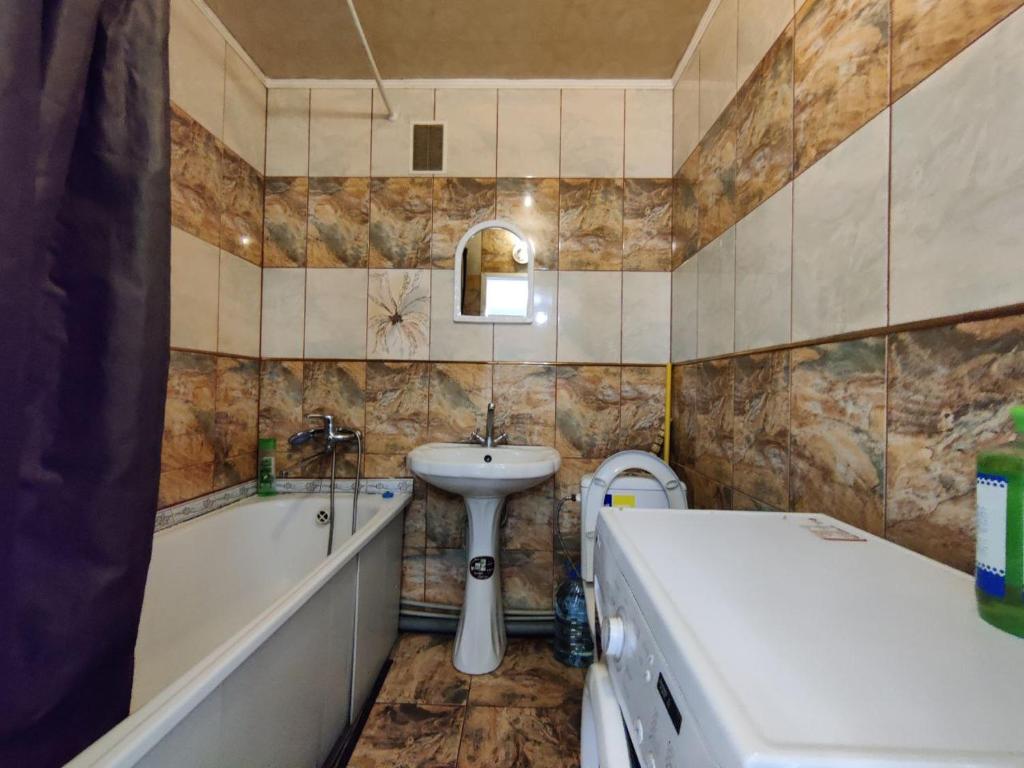 uma casa de banho com um lavatório, um WC e uma banheira em Гагарина 9 em Kropyvnytskyi