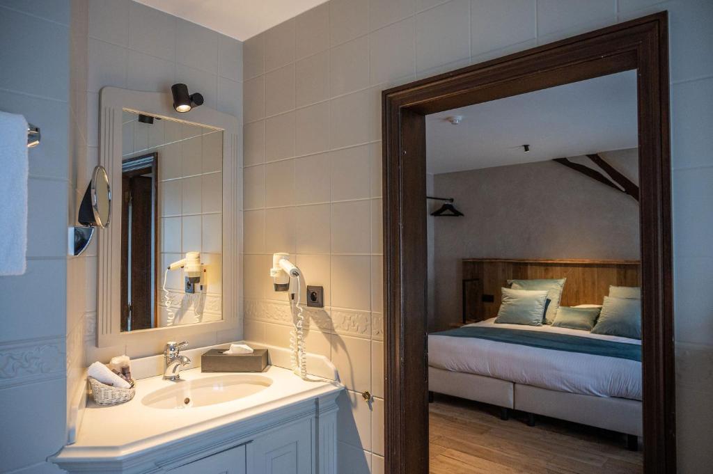 Postel nebo postele na pokoji v ubytování Hotel LEA - Maison Caerdinael