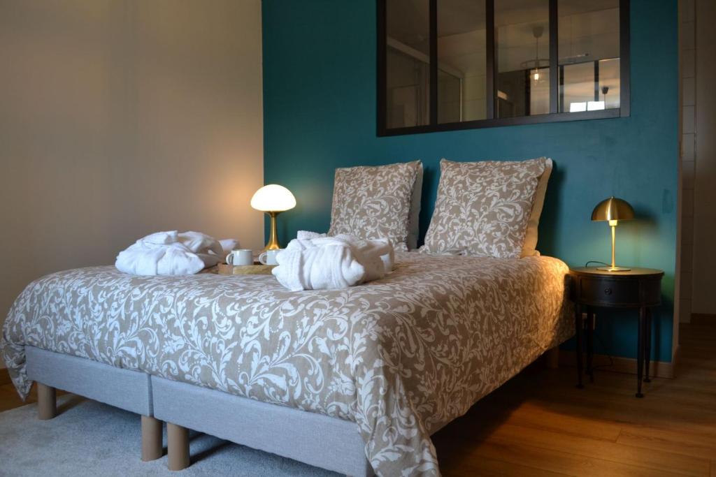 una camera da letto con un letto e asciugamani di La métairie du rumain a Hengoat