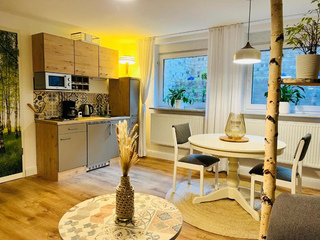 eine Küche und ein Esszimmer mit einem Tisch und einem Esszimmer in der Unterkunft Extravagantes Apartment in Potsdam