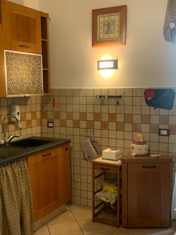 A kitchen or kitchenette at Casetta