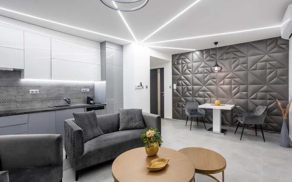 salon z kanapą i stołem w obiekcie Avand Apartments Debrecen w Debreczynie