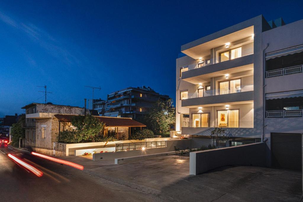 un gran edificio blanco por la noche con tráfico en SII City Luxury Suites, en Rethymno
