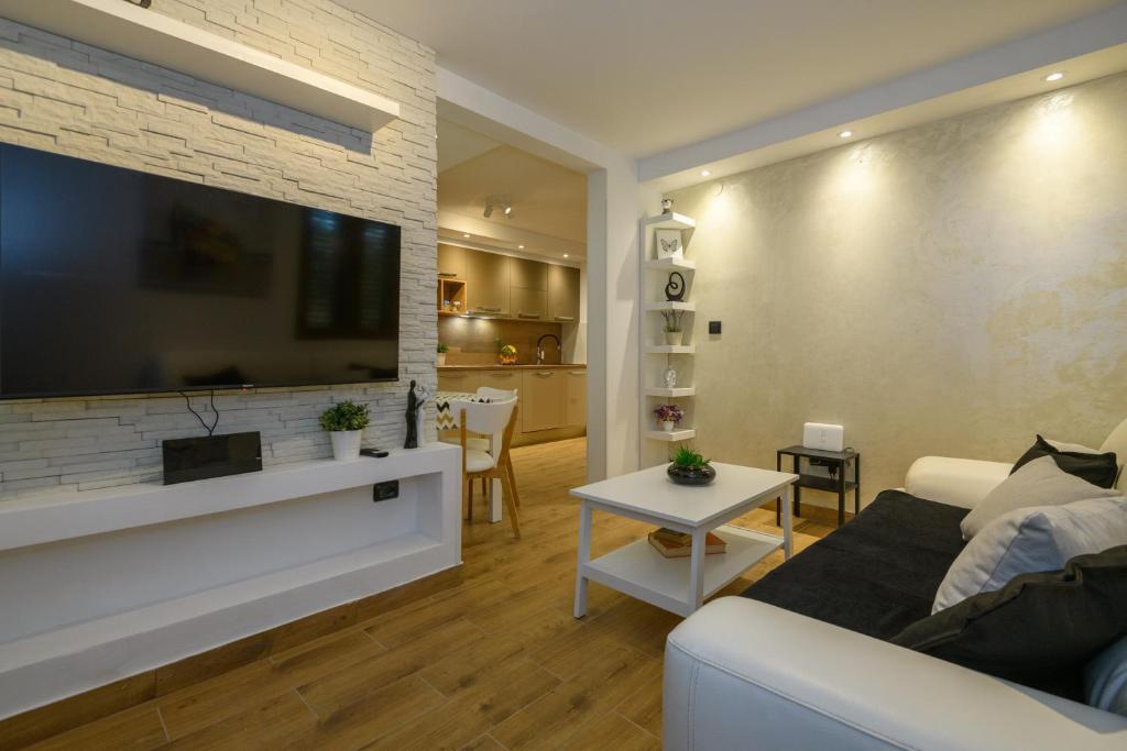 een woonkamer met een grote flatscreen-tv bij Ivan Apartment in Dubrovnik