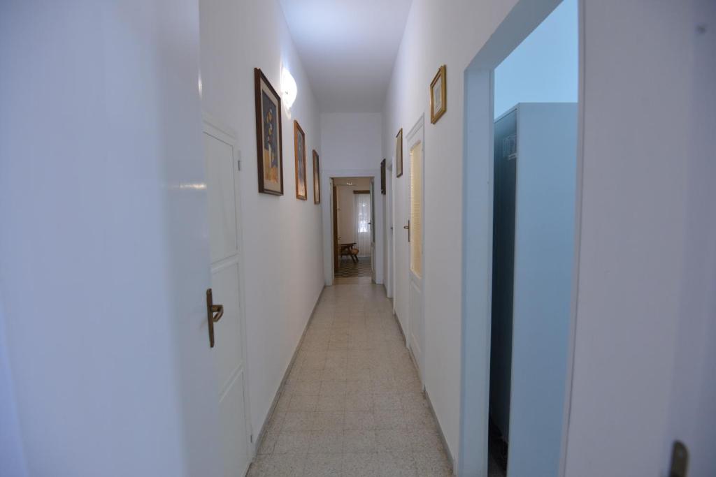 a hallway with white walls and a tile floor at B&B CASAVACANZE CHIESA MADRE in Carovigno