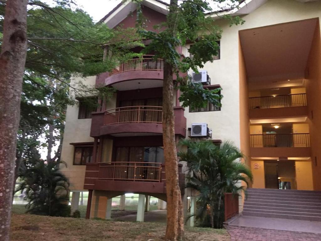 een appartementencomplex met balkons en een boom bij D savoy Afamosa by SH in Kampong Alor Gajah