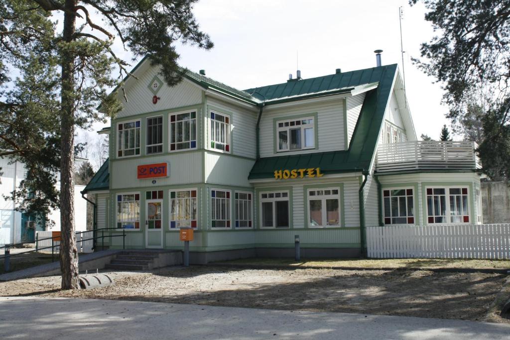 una casa con un signo de mostaza delante de ella en Posti Villa, en Võsu