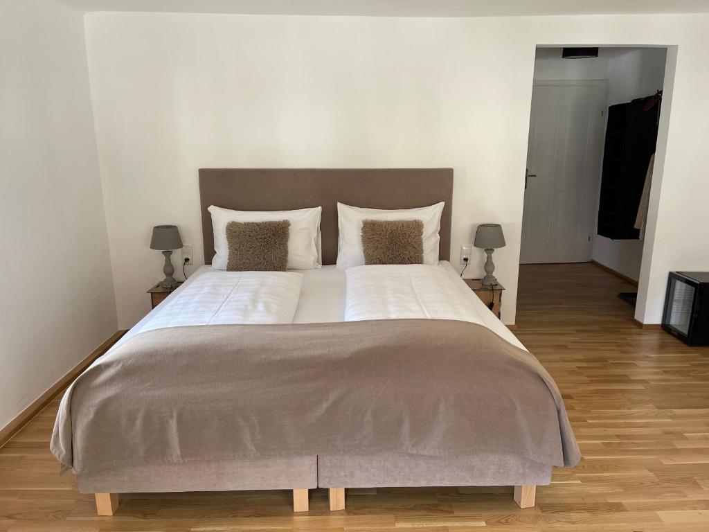 Una cama o camas en una habitación de Fenix Hall Boutique Hotel Hallstatt