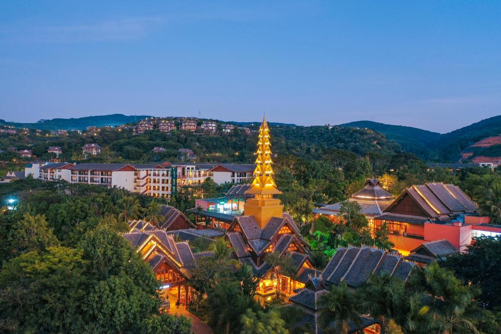 une vue d'une ville la nuit avec une pagode dans l'établissement InterContinental Xishuangbanna Resort by IHG, à Jinghong