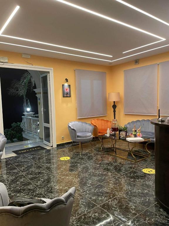 A seating area at Hotel Aggelos Kefalonia