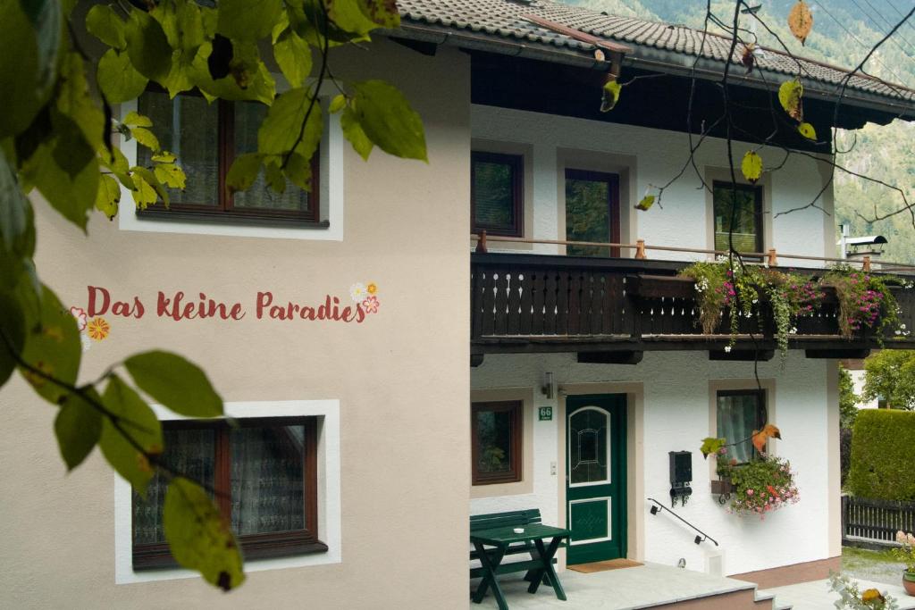 a house with a green door and a balcony at Das kleine Paradies in Unken
