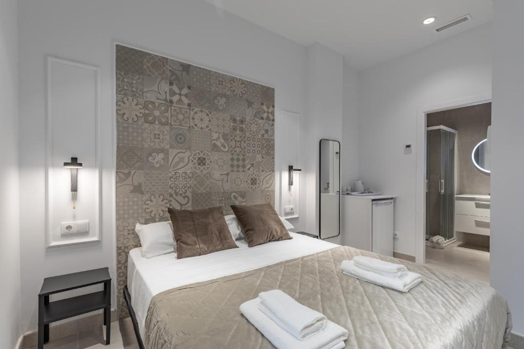 1 dormitorio con 1 cama grande y 2 toallas. en Comfortable Room close to City Centre, en Valencia