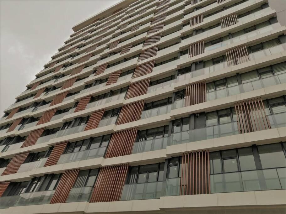 un edificio alto con muchas ventanas en Şişli Apartment, 2 bedrooms, 250 m metro, New Modern Residence en Estambul