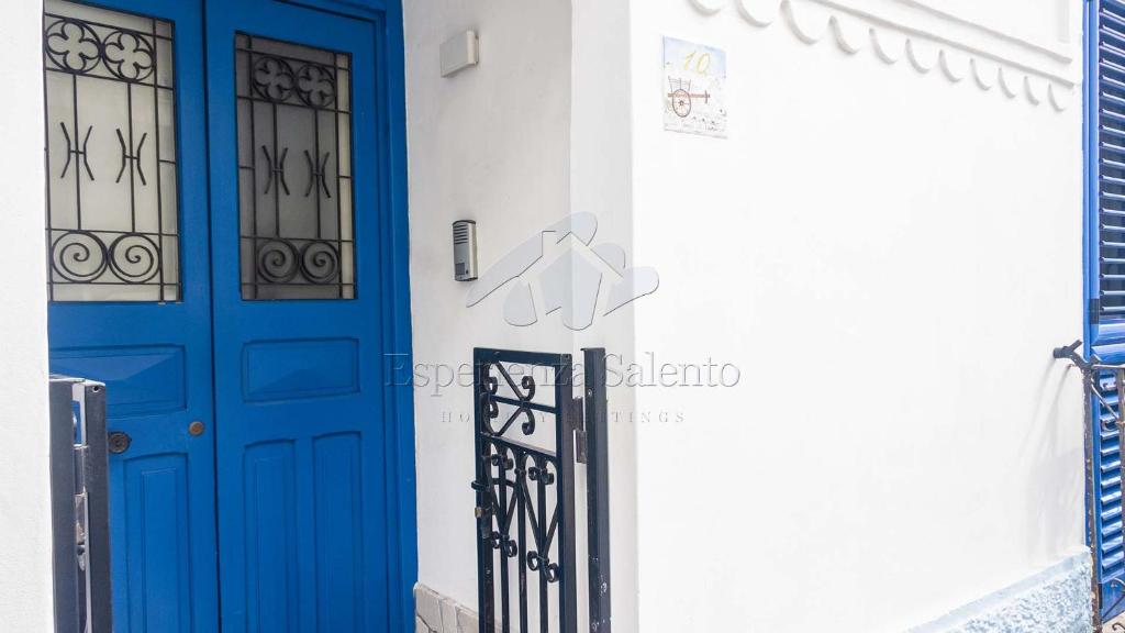 タヴィアーノにあるIL CARRADORE - Dimoraの白い建物の青い扉