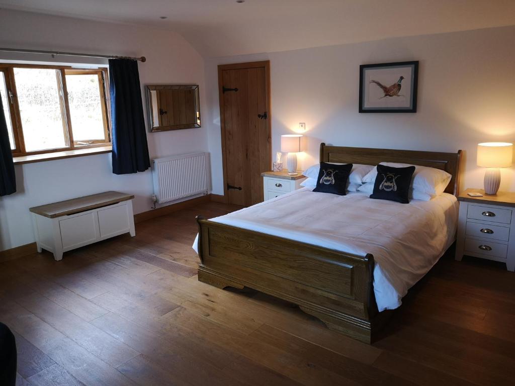 een slaapkamer met een groot bed met 2 kussens erop bij The Old Smithy Bed & Breakfast in Craven Arms