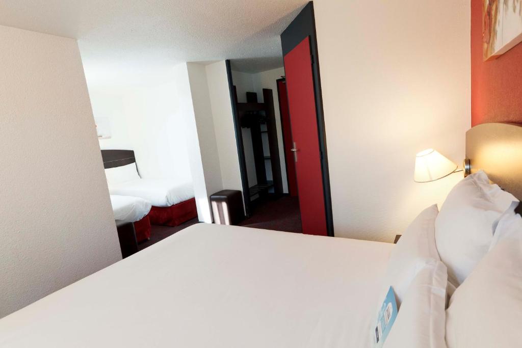 Postel nebo postele na pokoji v ubytování Kyriad Lyon Sud - Saint Genis Laval
