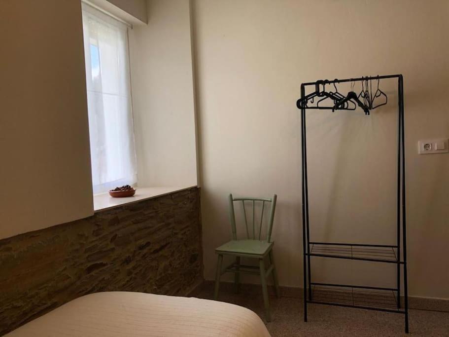 A bed or beds in a room at Acogedora casa próxima a la playa de Meirás.