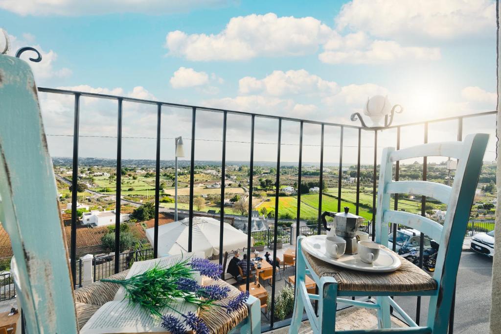 balkon z krzesłami i stołem oraz widokiem w obiekcie Bel Panorama w mieście Locorotondo