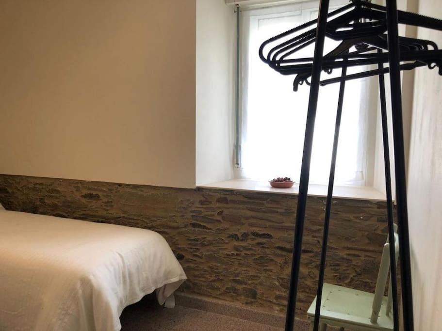 A bed or beds in a room at Acogedora casa próxima a la playa de Meirás.