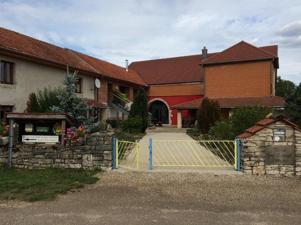 een poort voor een huis met een gebouw bij Gites les Gambes in Échenoz-le-Sec