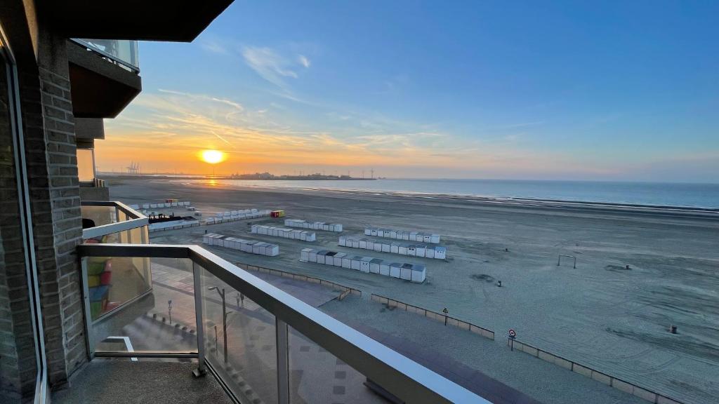 Blick auf den Strand bei Sonnenuntergang vom Balkon des Hotels in der Unterkunft Zeedijk 264 Knokke-Heist High season saturday to saturday in Knokke-Heist