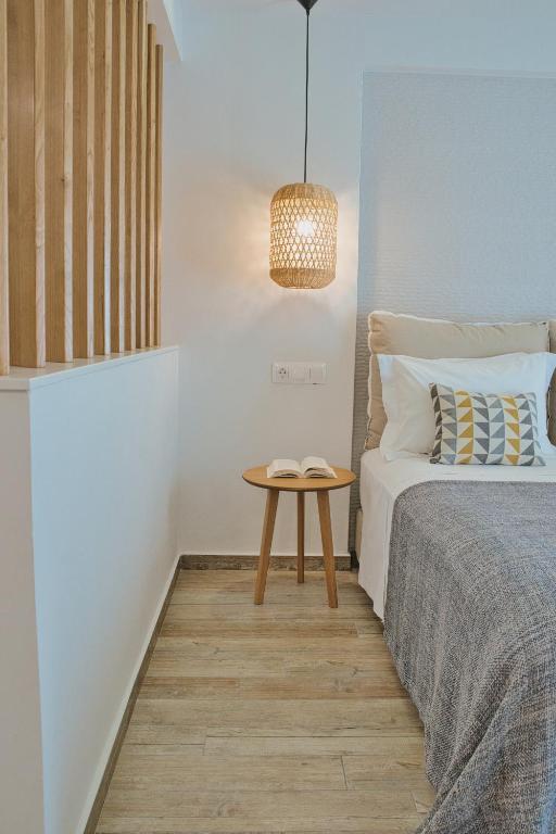 Postel nebo postele na pokoji v ubytování Aeolia suites