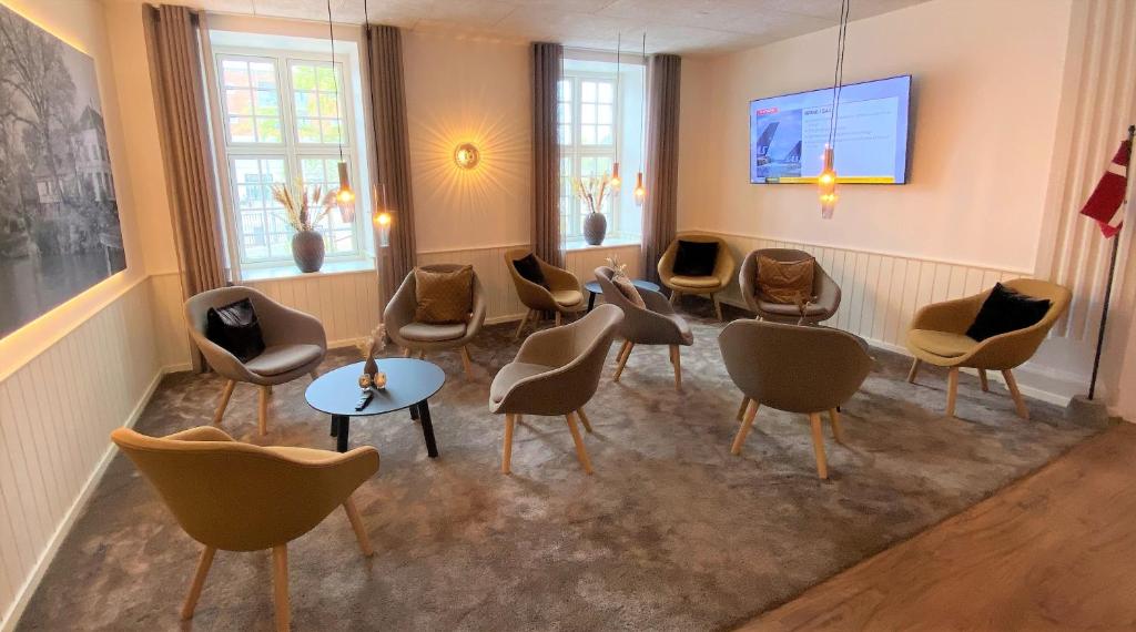 Televiisor ja/või meelelahutuskeskus majutusasutuses Hotel Skivehus