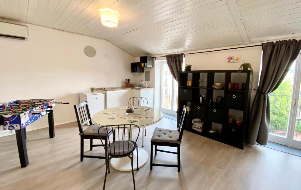 Apartment Carina في كوبر: مطبخ وغرفة طعام مع طاولة وكراسي