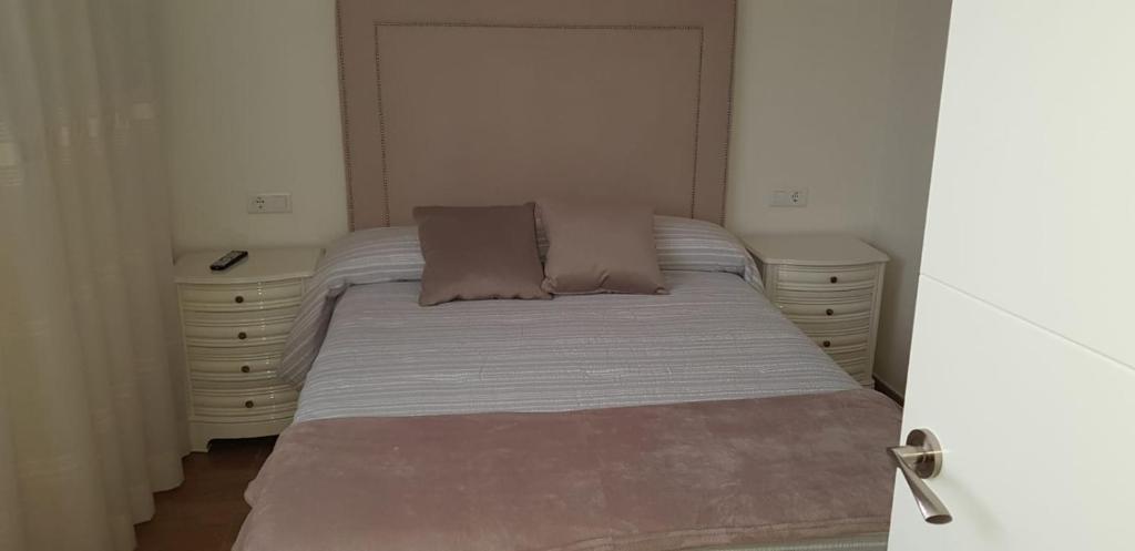 - une petite chambre avec un lit et deux commodes dans l'établissement Piso reformado a estrenar cerca playa y centro, à Marbella