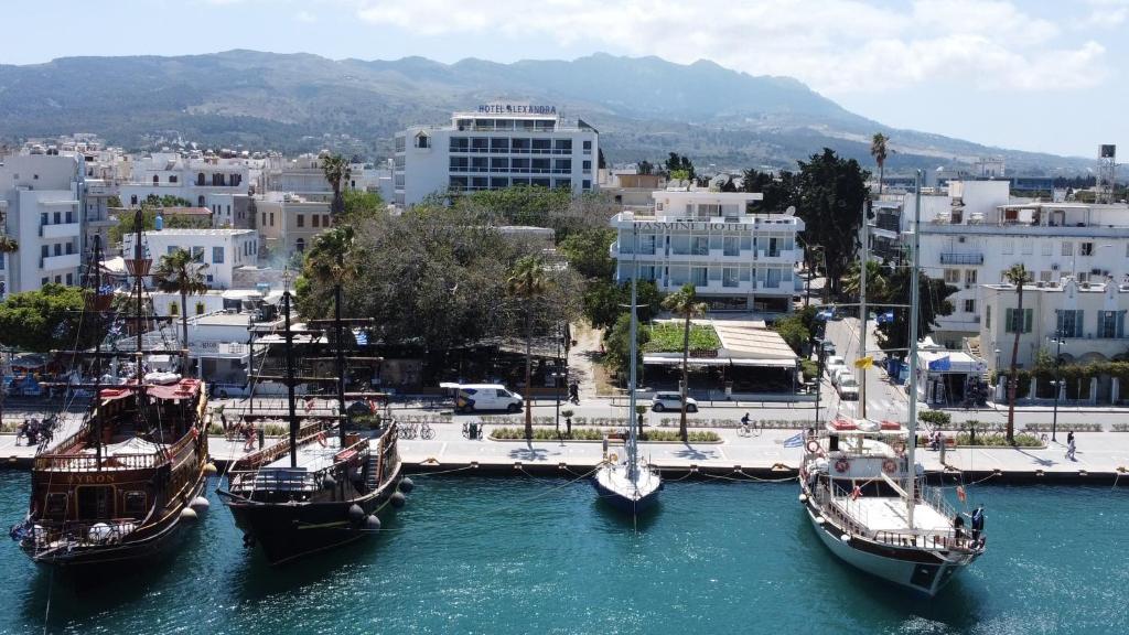 un groupe de bateaux dans l'eau d'un port dans l'établissement Jasmine Hotel, à Kos