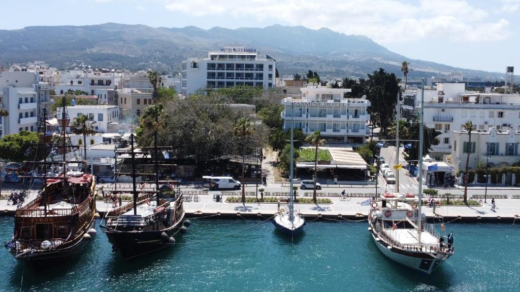 un gruppo di barche in un porto di Jasmine Hotel a Città di Kos