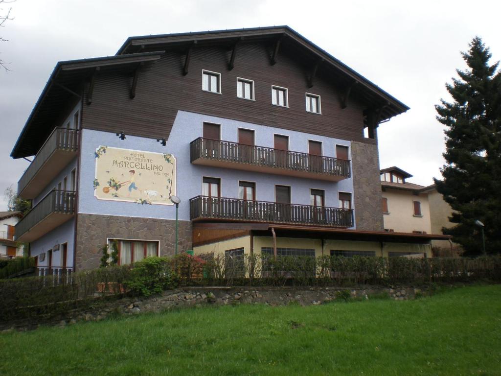 un gran edificio con un cartel en el costado en Hotel Marcellino, en Selvino