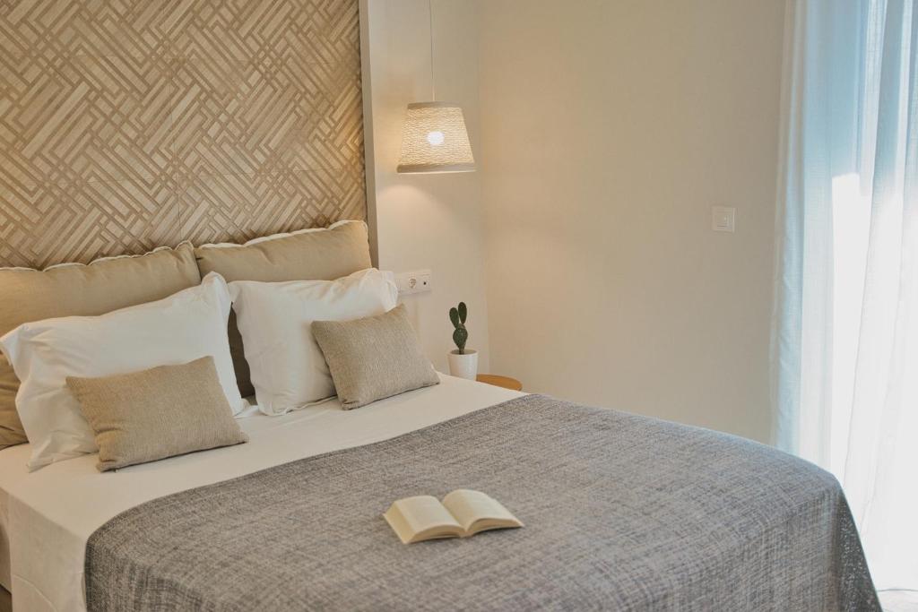 Postel nebo postele na pokoji v ubytování Aeolia suites