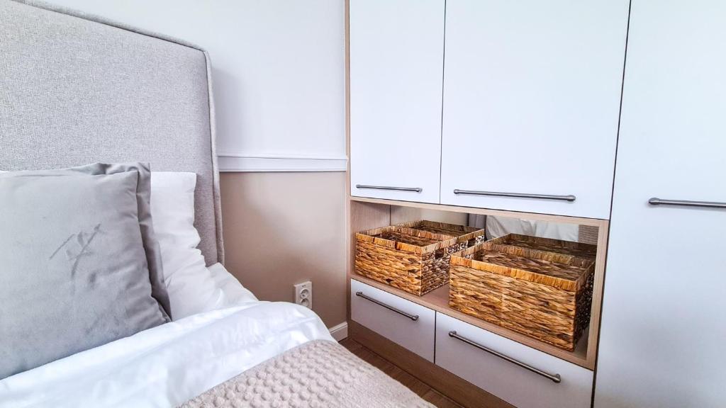 Posteľ alebo postele v izbe v ubytovaní NA WYDMIE APARTAMENT - Rezydencja Niechorze 111