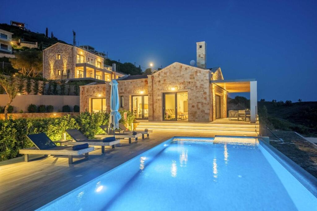 Бассейн в Narcissos Villa или поблизости