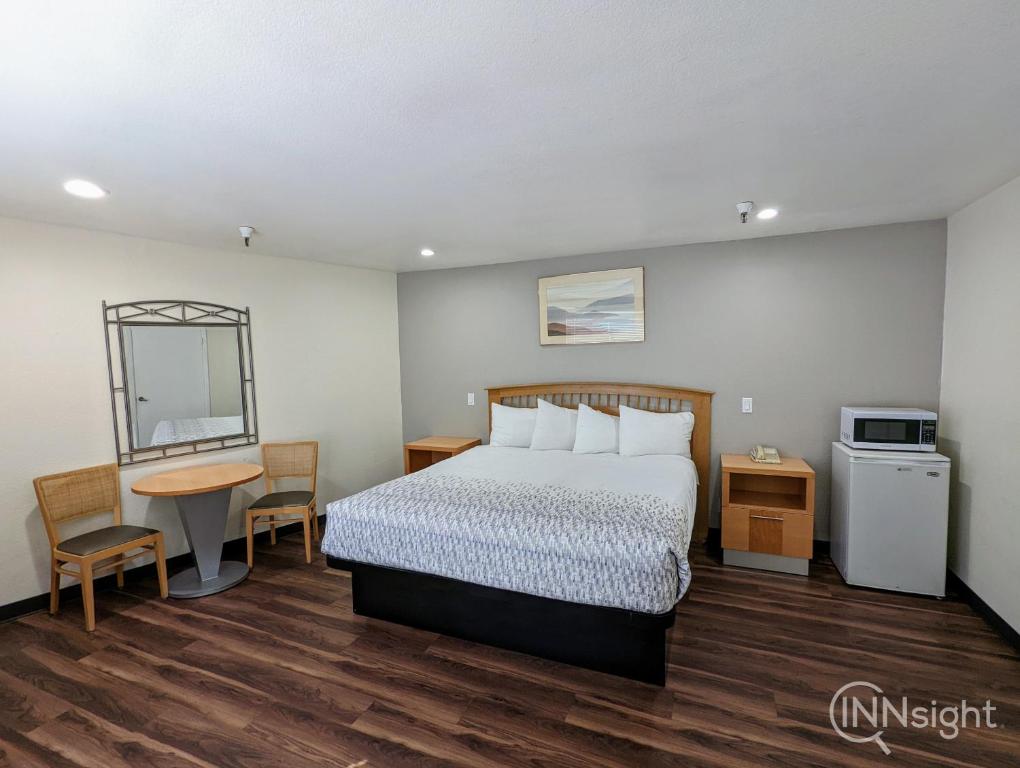 Royal Inn - Deluxe King Room