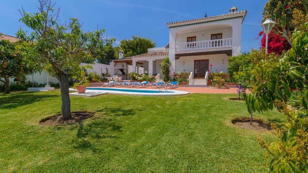 Bazén v ubytovaní Villa Angeles Nerja by Ruralidays alebo v jeho blízkosti