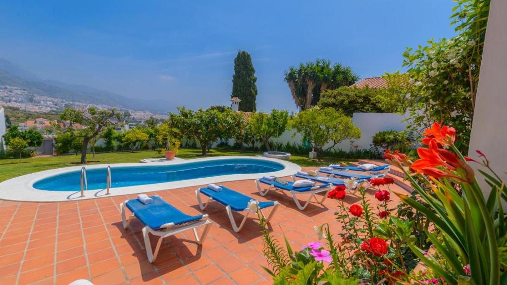 Bazén v ubytovaní Villa Angeles Nerja by Ruralidays alebo v jeho blízkosti
