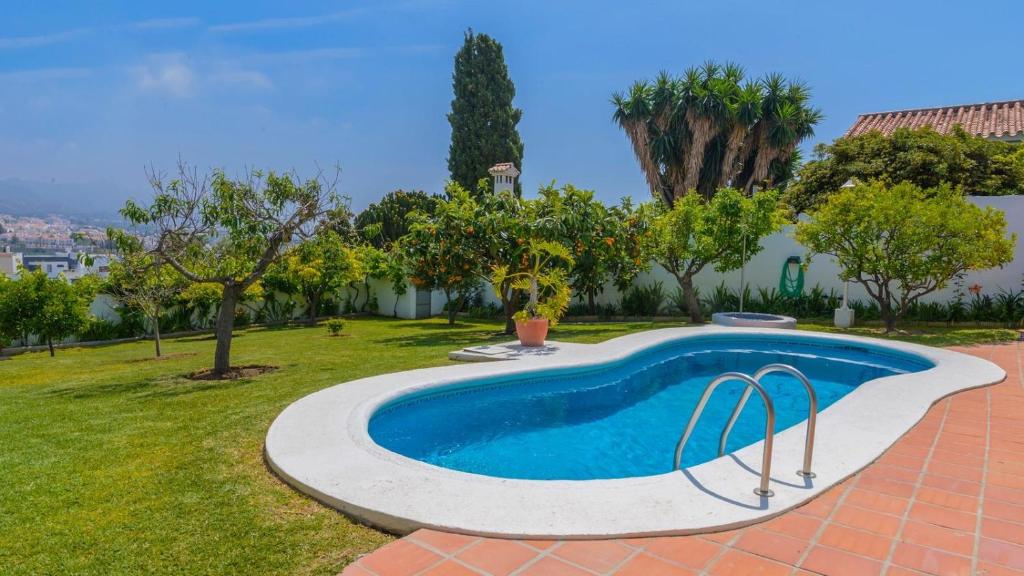 Bazén v ubytovaní Villa Angeles Nerja by Ruralidays alebo v jeho blízkosti