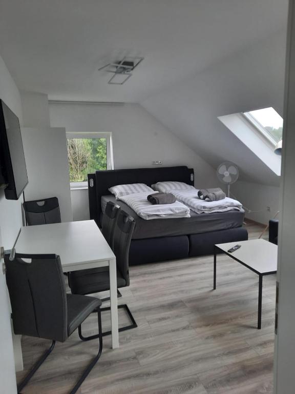 Ferienwohnung Apartment - Free Parking - WiFi - Kitchen في إيسن: غرفة نوم بسرير وطاولة ومكتب