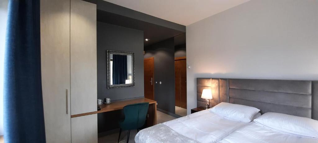 A bed or beds in a room at ELFF -Apartamenty i pokoje gościnne