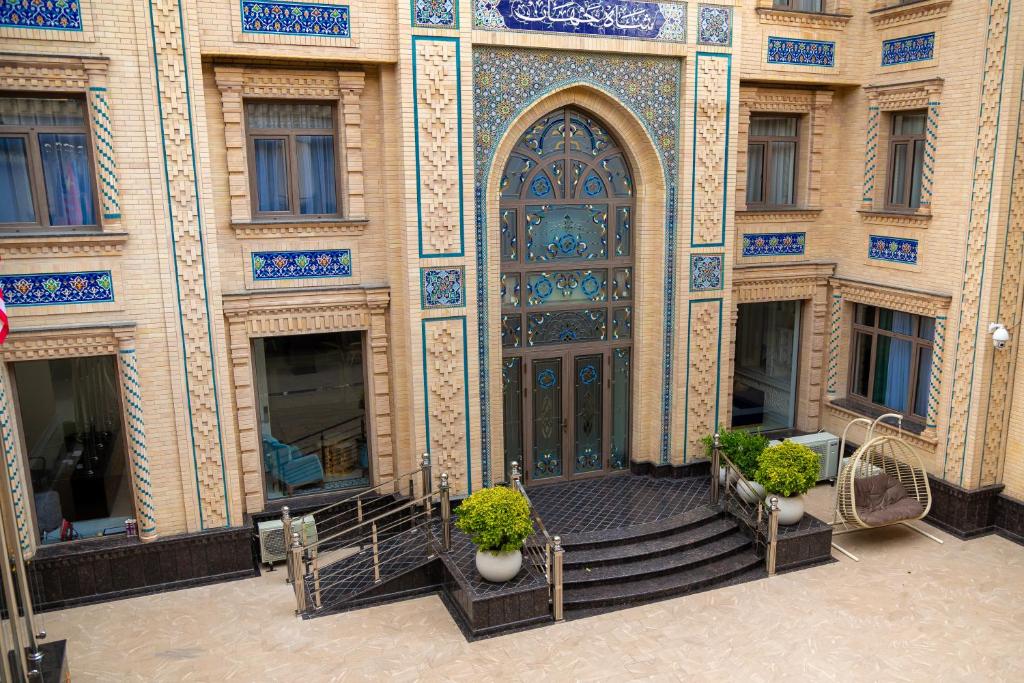 サマルカンドにあるShohjahon Palace Hotel & Spaの大きな扉付きの建物の入口