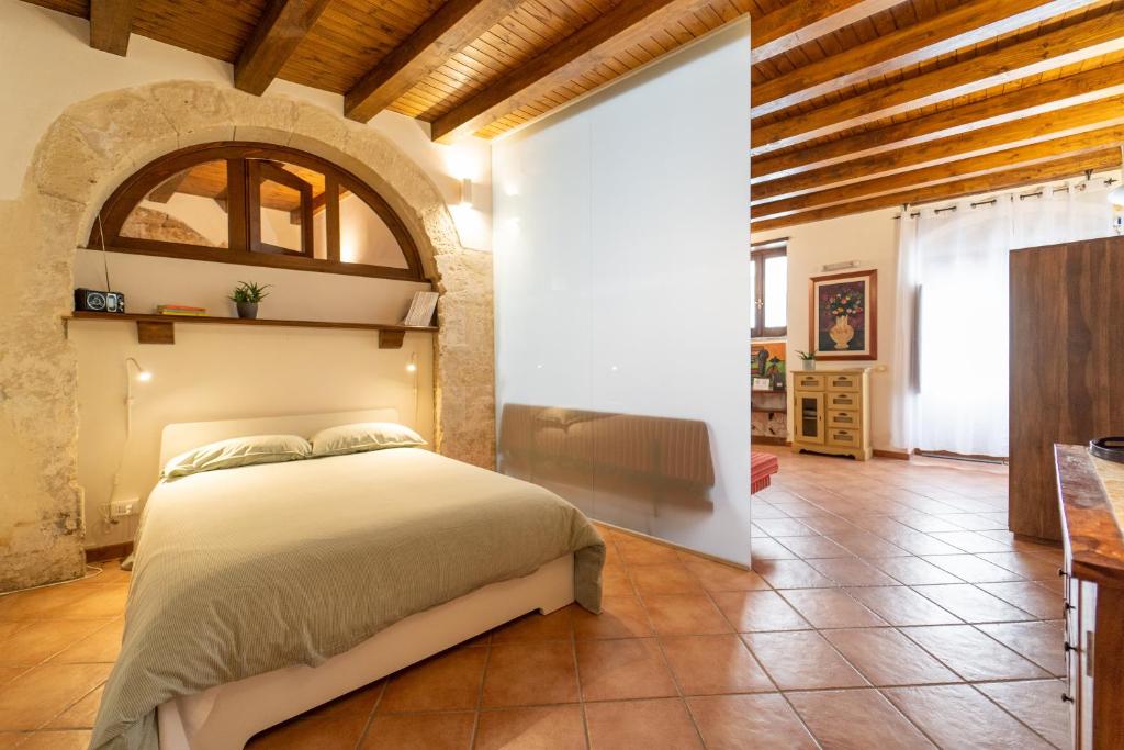 Posteľ alebo postele v izbe v ubytovaní Ortigia Vicolo Giudecca Flat