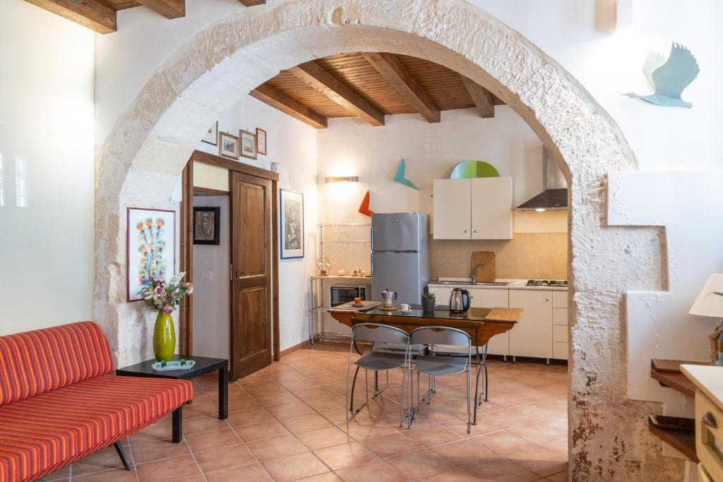 Kuchyňa alebo kuchynka v ubytovaní Ortigia Vicolo Giudecca Flat