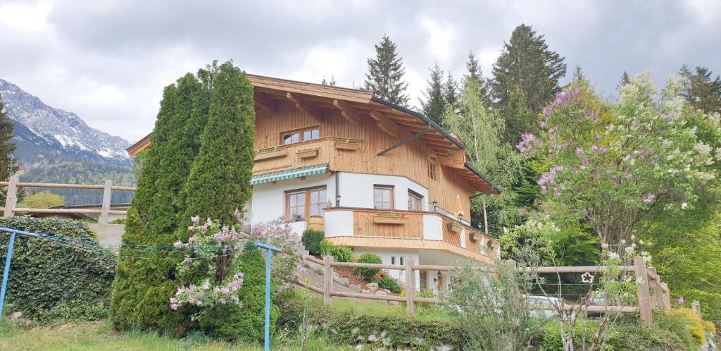 ein Haus auf einem Hügel mit Bäumen in der Unterkunft Ferienwohnung Sappl in Scheffau am Wilden Kaiser