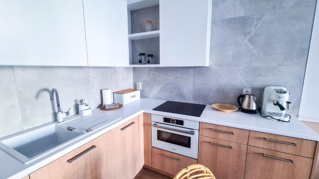Kuchyňa alebo kuchynka v ubytovaní NA WYDMIE APARTAMENT - Rezydencja Niechorze 111