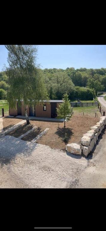 une rangée de rochers devant un bâtiment dans l'établissement Au cœur de la ferme 2, à Lacroix-sur-Meuse